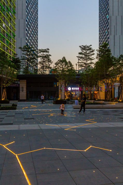 Diy Paving Ideas, Diy Paving, Pavers Walkway, Hardscape Lighting, Urban Spaces Design, Pavement Design, Sidewalk Signs, Plaza Design, Paving Pattern