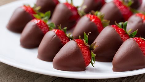 The Biggest Mistake You're Making With Chocolate Covered Strawberries Best Party Snacks, Chocolate Covered Strawberry Recipe, Healthy Toddler Snacks, Chocolate Dipped Strawberries, Strawberry Dip, Healthy Work Snacks, Snacks Für Party, Covered Strawberries, Chocolate Strawberries