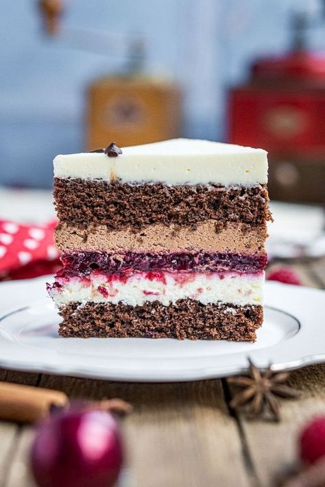 Das Rezept für die Rudolph-Torte einfach merken und nachbacken! Saftiger Schoko-Biskuit, zweierlei Mousse aus weißer und dunkler Schokolade und Glühweinbeeren vereinen sich am Gaumen zu einem einzigartigen Glücksgefühl. Mit dieser süßen Weihnachtstorte zauberst du deinen Gästen zum Fest der Liebe ein freudiges Lächeln ins Gesicht und ein wohliges Gefühl in den Bauch. Das Rezept zu dieser Torte und viele weitere Weihnachtsrezepte findest du auf meinem Backblog. 4 Advent, Kiss The Cook, Sweets Cake, Kitchen Aid, Vanilla Cake, Christmas Food, Love Food, Diner, Sweet Tooth