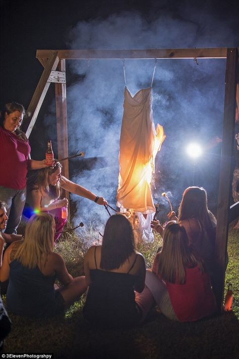 Burning Dress Photography, Burning Wedding Dress, Divorce Wedding Dress Photo Shoot, Trash The Dress Photo Shoot Divorce Fun, Divorce Photo Shoot Ideas With Friends, Wedding Dress Burning Pictures, Burn The Dress Photoshoot, Burning Wedding Dress Photoshoot, Burn Wedding Dress Divorce