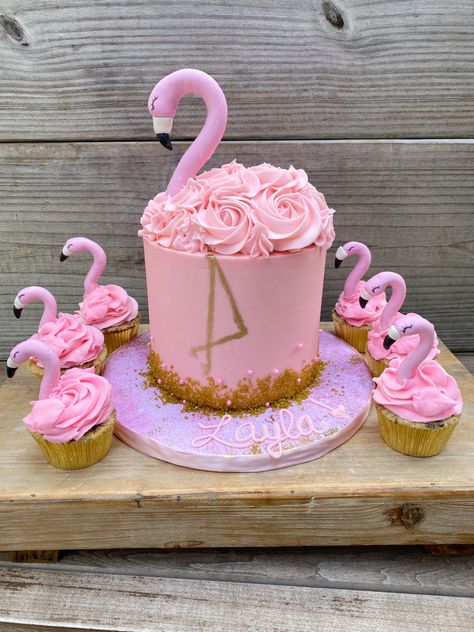 Flamingo 1st Birthday Cake, Flamingo Cakes Birthday, Flamingo Cake Design, Simple Flamingo Cake, Flamingo Birthday Cake Ideas, Flamingo Birthday Cakes, Flamingo Cupcakes Ideas, Flamingo Cake Birthday, Flamingo Cake Ideas