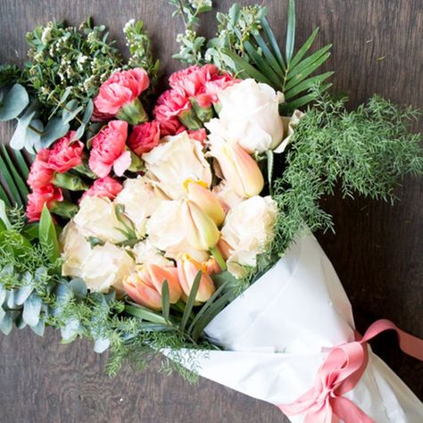 9 Ways to Make Grocery Store Bouquets Look Like a Million Bucks Homemade Bouquet, Grocery Store Flowers, Farmgirl Flowers, Mother's Day Bouquet, Green Bouquet, Fresh Flower Bouquets, Flower Arrangements Diy, How To Store, Flower Food