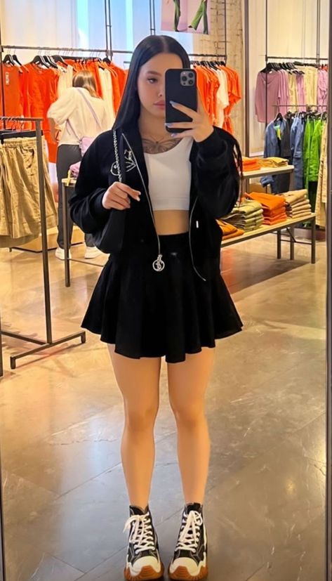 Converse Run Star Outfit, All Star Outfit, Rok Mini, Tennis Skirt Outfit, Japan Outfit, Dress Blouse, Outfits With Converse, Stylish Clothes, Looks Black