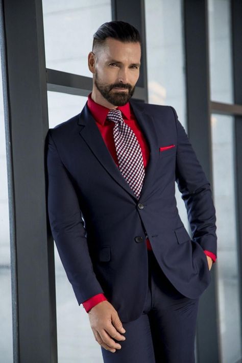 shirt and tie combinations Red Shirt Outfits, Shirt And Tie Combinations, Black Suit Men, Shirt Outfit Men, Formal Men Outfit, Red Shirt Dress, Dress Shirt And Tie, Look Formal, Corporate Fashion