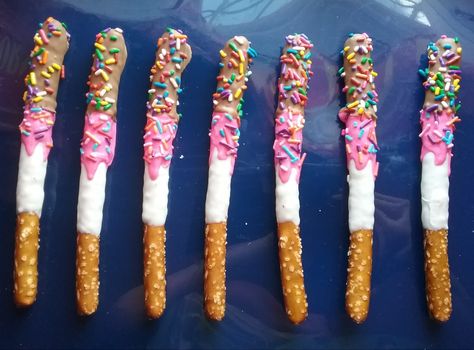 Ice cream theme Chocolate Covered Pretzels Ice Cream Themed Desserts, Ice Cream Treats For Party, Fourever Sweet, Volunteer Fair, Bridal Shower Treats, Pretzel Desserts, Ice Cream Party Theme, Dessert Treats, Ice Cream Birthday Party