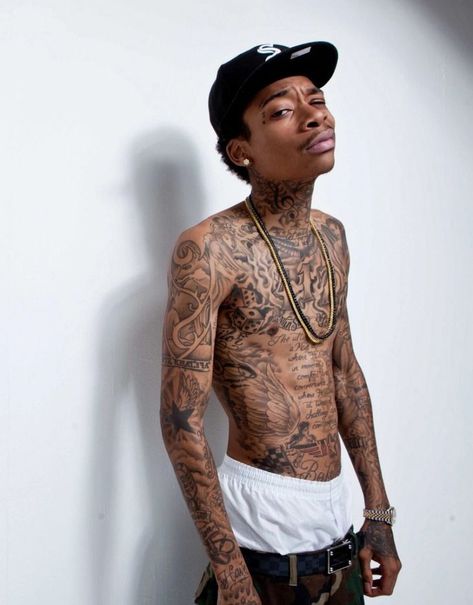 Wiz Khalifa Tattoos, Whiz Khalifa, Betty Brosmer, Black Men Fashion Swag, Wiz Khalifa, Curly Hair Inspiration, Black Men Fashion, Shirtless Men, Selfie Poses