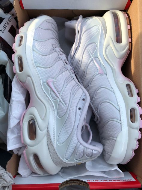 Nike Tn Shoes, Dr Shoes, Pretty Shoes Sneakers, Cute Nike Shoes, Fresh Shoes, Hype Shoes, Shoe Inspo, Girly Shoes, Cute Nikes