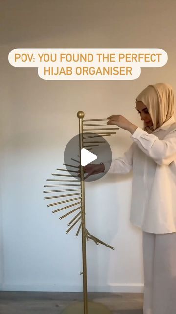 Su Altunbas ♡ on Instagram: "Ever since wearing the hijab, I’ve been confused about how to organise them that makes them easily accessible & neat.   Sooo, as soon as I discovered this, I knew it was perfect! 😍 Super tidy and aesthetic! 😍   You can colour coordinate your hijabs & rather than having them folded in the draws & creased, this helps your hijabs stay ironed!   Do we LOVE IT because I absolutely do?! 🥲   Hijab stand available on my website - listed in my highlight on my profile 💖" Hijab Organisation, Hijab Storage Ideas, Hijab Organization Ideas, Hijab Organization, Hijab Organizer, Hijab Closet, How To Wear Hijab, Scarf Storage, Bday Wishlist