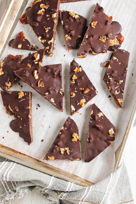 Easy Chocolate Date Bark with Peanut Butter (Viral Recipe) - The Balanced Nutritionist Few Ingredient Dessert, Date Chocolate, Peanut Butter Bark, Chocolate Bar Recipe, Dark Chocolate Bark, Healthy Dark Chocolate, Desserts With Few Ingredients, Date Bars, Bark Recipe