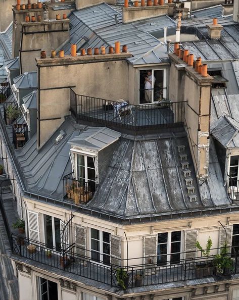 Parisian Apartment Exterior, Romantic Architecture, Master Manifestor, Apartment Rooftop, Paris Buildings, Rooftop Apartment, French Designers, Parisian House, Paris Rooftops