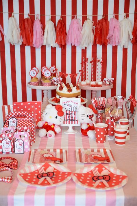 Bolo Da Hello Kitty, Hello Kitty Happy, Hello Kitty Birthday Theme, Hello Kitty Theme Party, Valentine Centerpieces, Happy 13th Birthday, Hello Kitty Birthday Party, Park Birthday, Hello Kitty Images