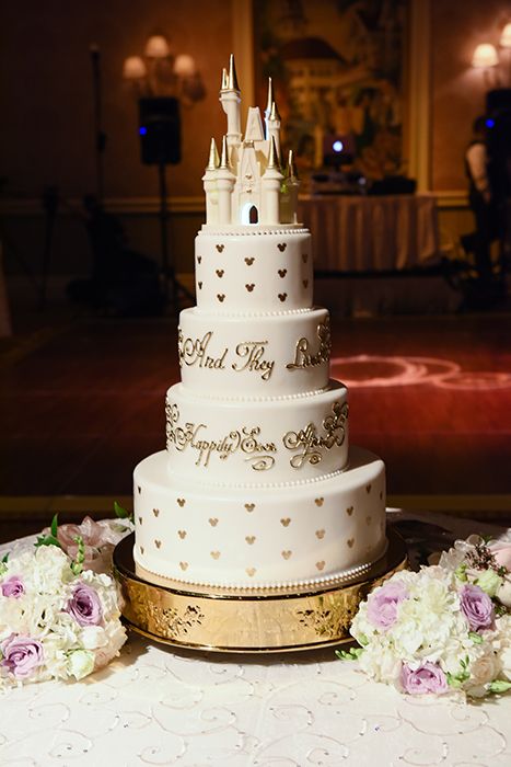 "And they lived happily ever after" Walt Disney World wedding cake Disney Castle Wedding Cake, Wedding Log, Mickey Wedding, Fairy Tale Wedding Cake, 4 Tier Wedding Cake, Happily Ever After Wedding, Wedding Cake Images, Disney Cake, Ever After Wedding