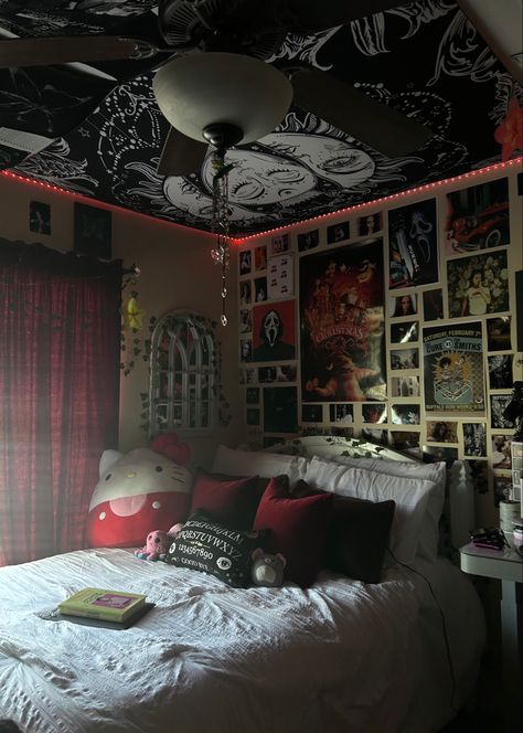 Alternative Bedroom, Punk Room, Dream Bedroom Inspiration, Cool Room Decor, Diy Room Decor For Teens, Chill Room, Retro Room, Room Redesign, Redecorate Bedroom