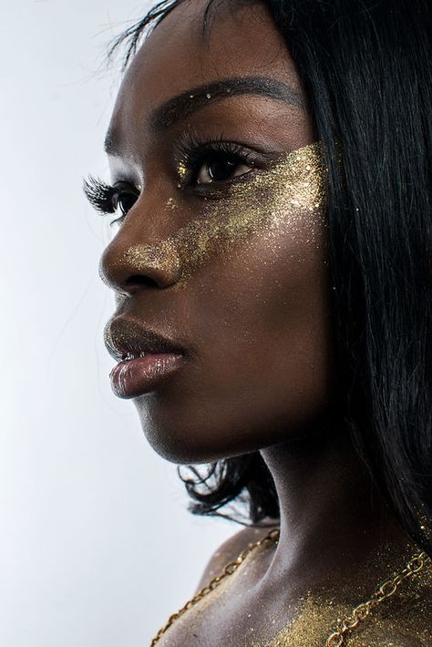 Gold Face Paint, Makeup Gallery, Glitter Makeup Looks, Gold Skin, Face Art Makeup, Avant Garde Makeup, Cool Makeup Looks, Gold Makeup, Gold Aesthetic