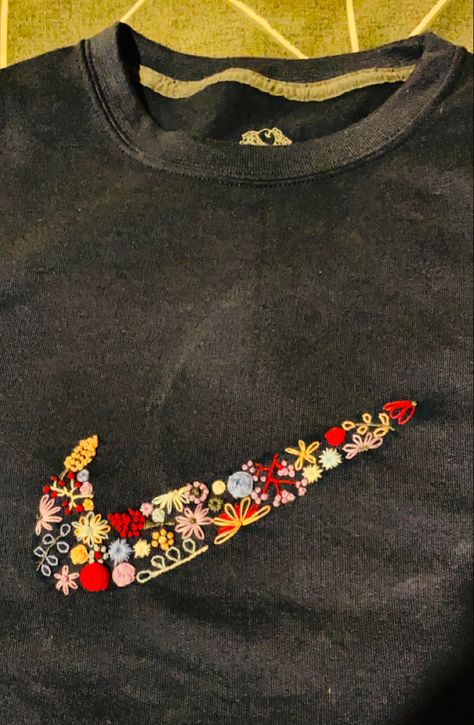 Nike Swoosh Embroidery Diy, Hand Embroidered Sweatshirt Ideas, Nike Sweater Embroidery, Crewneck Embroidery Nike, Nike Embroidery, Embroidered Sweatshirt Ideas, Nike Needlework, Nike Symbol Embroidery Flowers, Hand Embroidered Sweatshirt