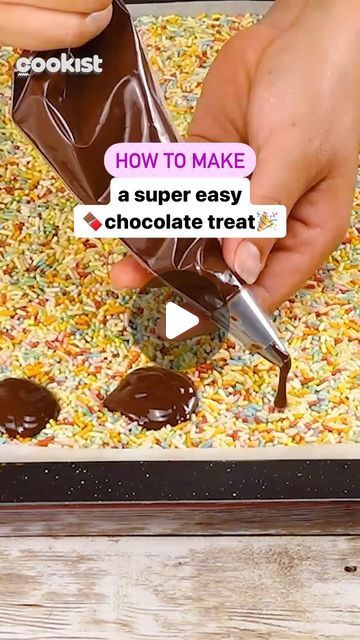 Cookist Wow on Instagram: "Soooo fun to make with kids, they’re super cute to eat as a #snack or to use as decoration for your cakes 😍 The method to try 👇 👉INGREDIENTS Melted dark chocolate Sprinkles 👉METHOD 1. Pour sprinkles all over a baking tray. 2. With a piping bag and melted dark chocolate, form several chocolate discs on top of the sprinkles. 3. Let dry. Did you like the result? 😋 #cookistwow #cookistrecipe #recipes #easy #quick #fun #delicious #cooking #baking #tasty #homemade #foodie #foodlover #foodblog #yummy" Chocolate Hacks Video, Melting Chocolate Ideas, Melted Chocolate Decorations, Chocolate Covered Treats Ideas, Melted Chocolate Recipes, Chocolate Meltaways, Chocolate Treats Easy, Chocolate Pinata, Chocolate Dipped Treats