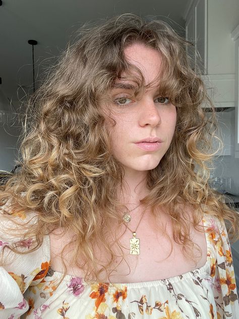 Soft Curtain Bangs Curly Hair, Subtle Curtain Bangs Curly Hair, Ginger Curly Hair With Bangs, Curtain Bangs Long Hair Ginger, Curtain Bangs Medium Hair Curly, 2c Curly Hair Curtain Bangs, Curtain Bangs Medium Hair, Bangs Medium Hair, Wavy Hair 2b