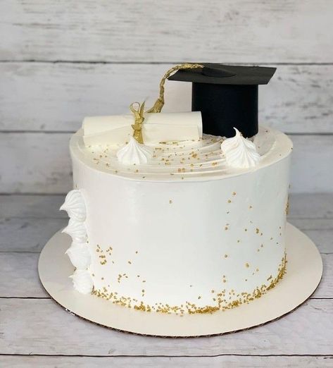 Simple Graduation Cakes, Graduation Cake Designs, Congratulations Cake, Graduation Party Desserts, Graduation Party Table, Graduation Party Cake, Graduation Party Planning, 2022 Graduation, Graduation Cupcakes