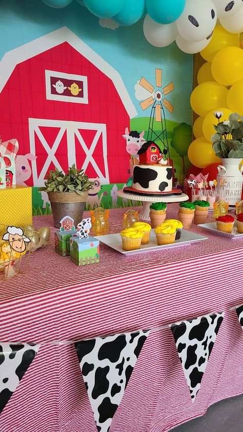 Farm Birthday Party 🐽🐥🐄 Barn Yard Birthday, Farmhouse Birthday, Farm First Birthday, 1rst Birthday, Baby First Birthday Themes, Farm Theme Birthday, Farm Animals Birthday Party, Farm Themed Birthday Party, Party Themes For Boys