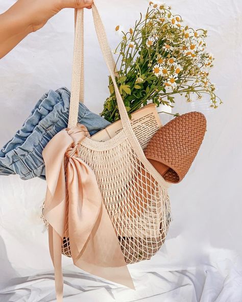 ☆ Breath of Youth ☆ on Instagram: “Our farmers market tote full of some pretty things 🏹✨Tap to shop” Mesh Bag Aesthetic, Net Bag Aesthetic, Breath Of Youth, Farmers Market Outfit, Cream Bags, Farmers Market Bag, Bag Aesthetic, What In My Bag, Flat Lay Photography