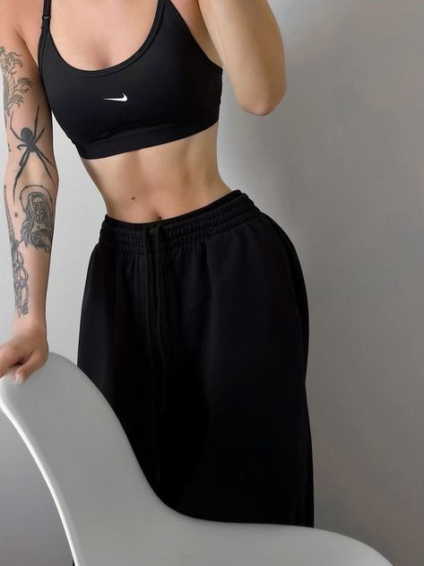 Outfit Black Sweatpants, Sweatpants Outfit Aesthetic, Best Home Workouts, Black Sweatpants Outfit, Black Top Outfit, Sports Bra Outfit, Bra Outfit, Gymwear Outfits, Gym Crush