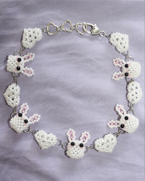 Chain necklace made using mainly pearl beads and right angle weave pattern technique to form 3D hearts and bunnies/rabbits. Linked together using jump rings to form a chain. Beaded Animals Tutorial, 3d Hearts, Pearl Beads Pattern, Right Angle Weave, 3d Heart, Right Angle, Beaded Accessories, Hand Beading, Jump Rings