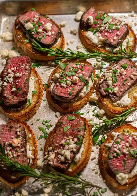 Beef Tenderloin Crostini, Seared Beef Tenderloin, Tenderloin Crostini, Top Appetizers, Crostini Appetizer, Beef Appetizers, Ground Beef And Cabbage, Grill Sandwich, Crostini Appetizers