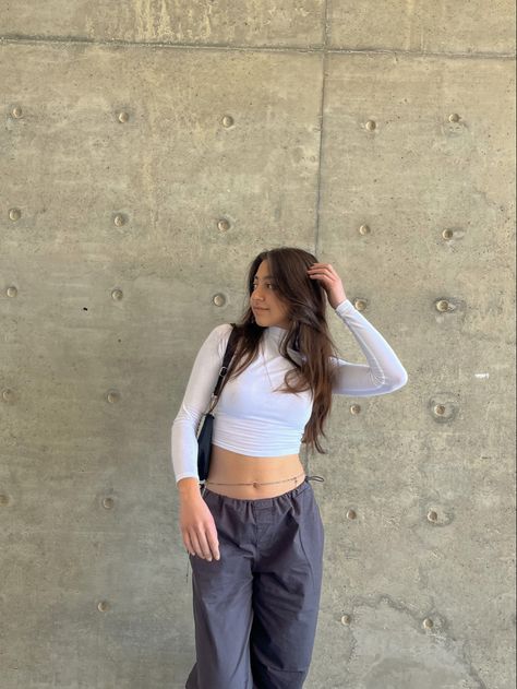 Dark Grey Parachute Pants Outfit, Grey Parachute Pants Outfit, Grey Parachute Pants, Parachute Pants Outfit, Hairstyles Bangs, 2023 Hairstyles, Uni Fits, Aesthetic Grey, Style Pinterest