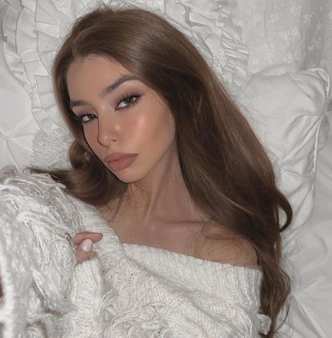 isabella ♡ on Instagram: "always the days i dont go out my makeups cute 🎧🎀🌫" Bella Lombardi, Fashion Bella, Girls Makeup, Lady And Gentlemen, Go Out, Hair Looks, Makeup Inspiration, Profile Picture, We Heart It