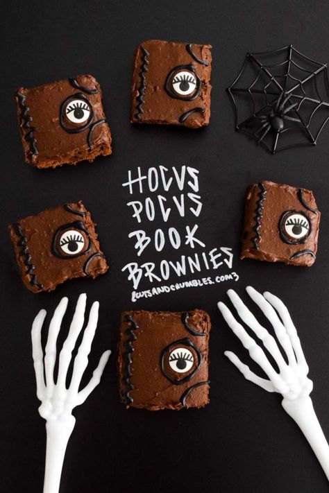 Book Brownies, Hermanas Sanderson, Hocus Pocus Book, Halloween Pizza, Halloween Gender Reveal, Hocus Pocus Party, Candy Eyeballs, Halloween Baby Shower Theme, Halloween Dessert