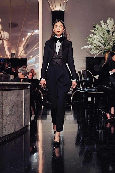 Raph Lauren spring/summer 2020 womenswear Women Suits Wedding, Woman In Suit, Ralph Lauren Fall, Look Office, Womens Suits, Wedding Groomsmen, Celebrity Design, Groomsmen Attire, Witch Aesthetic