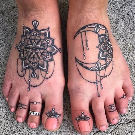 Toe Ring Tattoos, Tato Mandala, Toe Tattoos, Tato Henna, Tattoo Trend, Foot Tattoos For Women, Moon Tattoo Designs, Mandala Tattoo Design, Tattoo Feminina