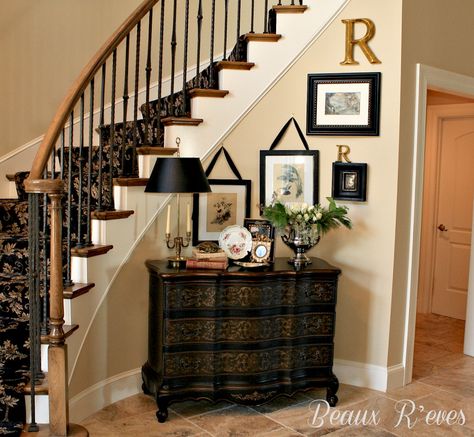 Beaux R'eves:  Entry Vignette for a curved wall Curved Wall Ideas, Curved Foyer, Curved Wall Decor, Curved Entryway, Curved Stairway, Foyer Furniture, Entry Way Decor, Foyer Staircase, Entry Way Ideas