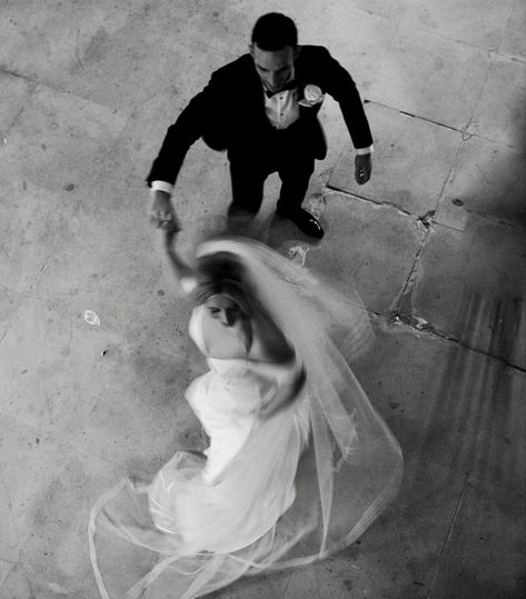 Bride And Groom Pictures Intimate, Elopement Wedding Ideas Inspiration, Vibey Wedding Pictures, Moody Wedding Pictures, Positano Wedding, Moody Wedding Photography, Prewedding Shoot, Wedding Content, Wedding Portrait Poses