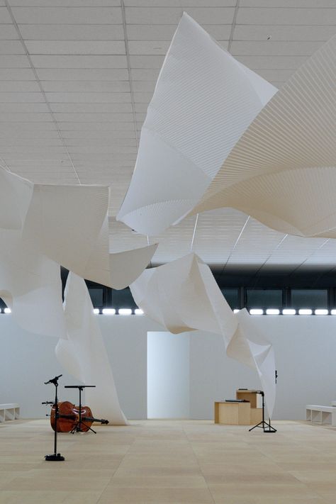 Pleated washi paper was hung from the ceiling. Issey Miyake Pleats, Parisian Art, Paper Installation, Fluid Design, Good Readers, Interactive Installation, Washi Paper, Spring Summer 2024, Sound Waves