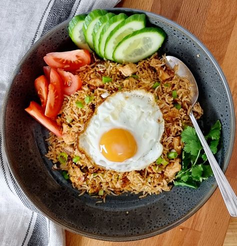 Nasi Goreng Recipe, Chicken Cashew Stir Fry, Fried Rice Recipe Easy, Resipi Kek, Mie Goreng, Arroz Frito, Clam Recipes, Indonesian Cuisine, Rice Ingredients