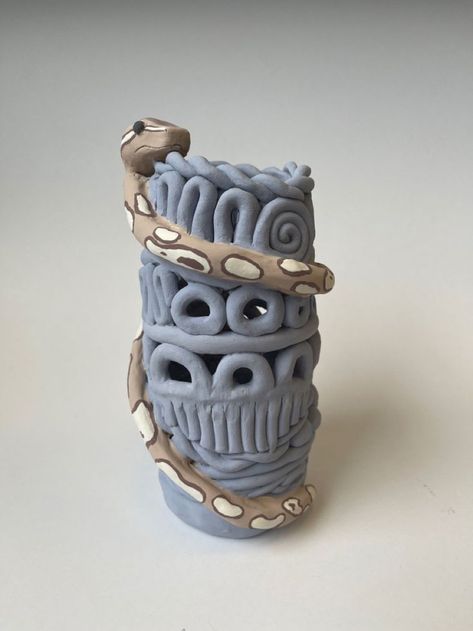 Coil Method Pottery, Coil Pot Animals, Clay Coil Vase Ideas, Snake Coil Pot, Clay Coiling Ideas, Decorative Coil Pots, Coil Vase Ceramics Ideas, Creative Coil Pots, Coil Vessels Ceramics