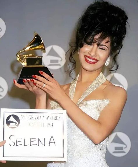 Selena Boutique, Suzette Quintanilla, Selena Quintanilla Outfits, Singer Fashion, Selena Q, Tejano Music, Billboard Magazine, Faye Dunaway, Selena Quintanilla Perez