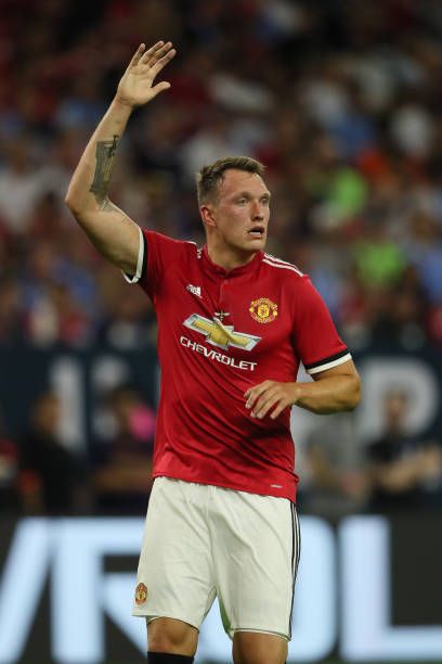 Phil Jones of Man Utd in 2017. Jones Manchester United, Man Utd Crest, Phil Jones, Manchester United Wallpaper, Real Madrid Wallpapers, Madrid Wallpaper, Nike Football, Man Utd, Football Wallpaper