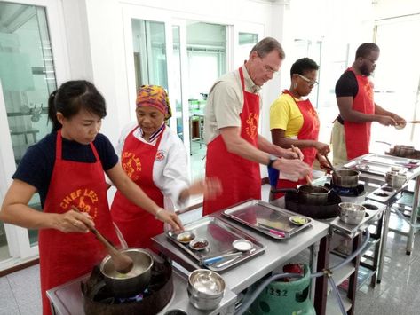 The Best Thai Cooking Classes in Bangkok - Our Guide - Expique Massaman Curry, Best Thai, Thai Cooking, Thai Street Food, Thai Dishes, Cooking Class, Cooking School, Afternoon Snacks, Learn To Cook