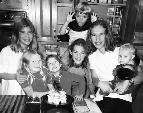 Hanson and their siblings Brothers Wallpaper, Hanson Family, Hanson Brothers, Taylor Hanson, Charly Jordan, Tv Stars, Movie Tv, Couple Photos