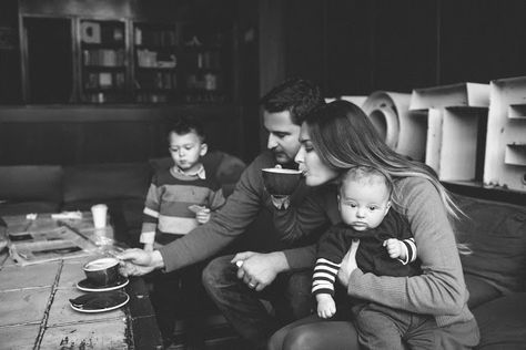 Urban Family Photos, City Shoot, Family Photoshoot Outfits, Family Photo Shoot, Family Photo Pose, Family Inspiration, Christmas Family Photos, Anniversary Photos, Joy Of Life