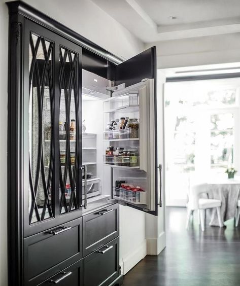 Intergrated fridge with mirrors Kitchen Black Fridge, Black Fridge, Paneled Refrigerator, Black Fridges, Black Refrigerator, Refrigerator Panels, Elegant Kitchen Design, Kitchen Black, White Kitchen Design