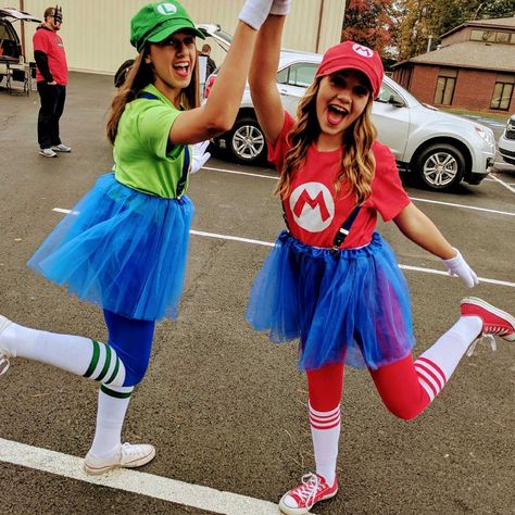 School Twin Day Outfits Spirit Weeks, Twin Outfit Ideas For Spirit Week, Cute Twin Day Outfits For Spirit Week, Twin Day Spirit Week Friends, Twin Day Costumes, Twin Day Outfits For Spirit Week, Twin Day Ideas For School Spirit Week, Twin Day Spirit Week, Mario Costume Diy