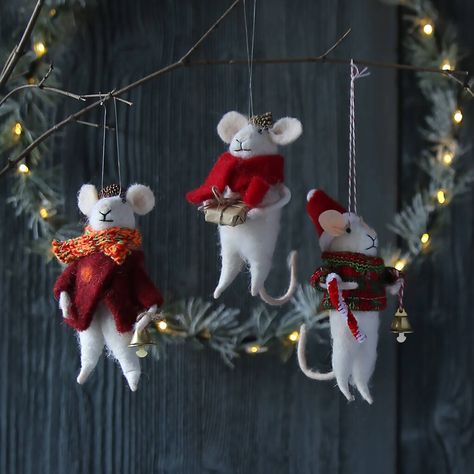 Felting Pictures, Felt Characters, Felted Mice, Felt Mice, Christmas Fair Ideas, Dry Felting, Christmas Mice, Felted Christmas, Personalised Christmas Tree Decorations