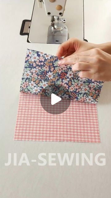 How To Sew A Bag, Diy Christmas Gifts Funny, Makeup Pouch Diy, Small Quilted Gifts, Sewing Tailoring, Handmade Fabric Purses, Purse Diy, Handmade Fabric Bags, Sewing Machine Projects