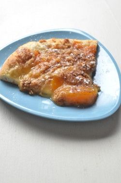 Peach Pizza Recipe, Desert Pizza Recipes, Peach Dessert Pizza, Pizza Oven Recipes Wood Fired, Easy Dessert Pizza, Dessert Pizza Recipe, Peach Pizza, Autumn Desserts, Dessert Pizza Recipes