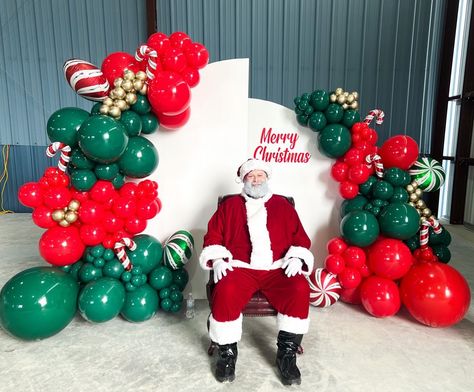 HOUSTON BALLOONS + BACKDROPS (@eventsbyem_) posted on Instagram: “🎄Let the festivities begin 🎄 . . Our first Christmas setup! 🎅🏼 🚨NEW BACKDROPS🚨 send us a dm to start planning your event in 2022!…” • Dec 12, 2021 at 6:53pm UTC Balloon Backdrop For Santa, Christmas Balloon Backdrop Ideas, Christmas Photobooth Diy Backdrop Ideas, Christmas Balloon Backdrop, Christmas Decor Backdrop, Christmas Setup, Christmas Party Backdrop, Christmas Balloon Decorations, Holiday Balloons