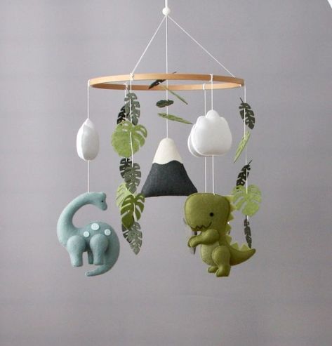 #babymobile #babycribmobile #cribmobile #mobilenursery #nurserymobile #dinozaurbabymobile #dinozaurnursery #babyshowergift #newmomgift #newparentsgift #expectingmomgift #dinobaby #cloudbabymobile #tropicalmobile Hanging Crib Mobile, Baby Mobile Felt, Baby Boy Mobile, Flower Mobile, Cadeau Baby Shower