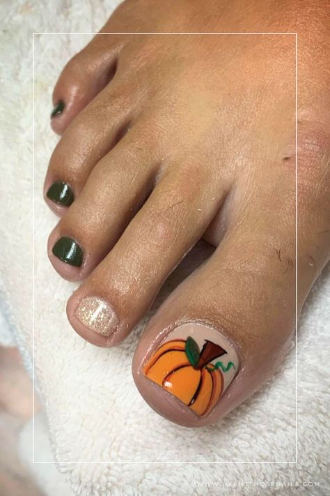 Thanksgiving Toe Nails Pumpkin Toenails, Cute Halloween Toe Nails, Brown Pedicure Ideas Toenails, Cute Fall Toenails, Pedicures For Fall, Cute Fall Pedicure Ideas, Fall Toe Nails 2024, September Toe Nail Ideas, Thanksgiving Toenail Designs